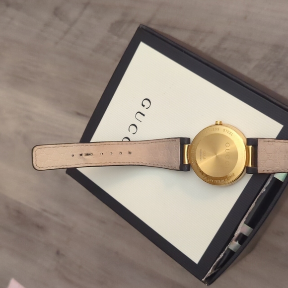 Gucci Interlocking Gold G Unisex Watch - Picture 5 of 5